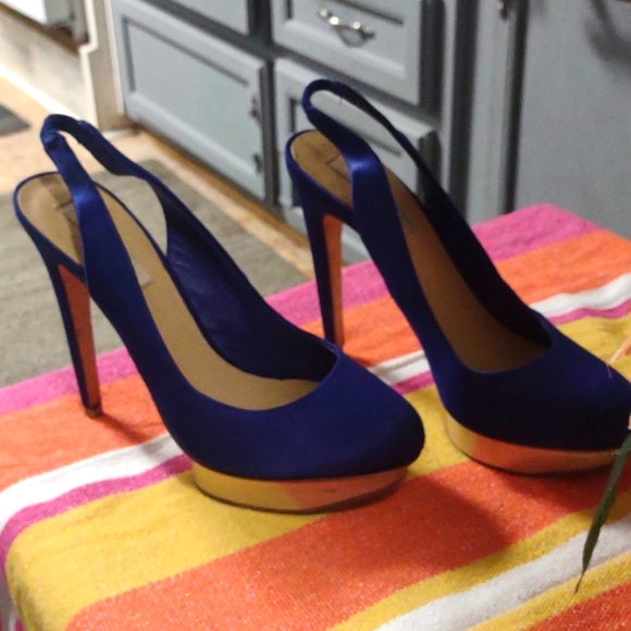 BCBG MAXAZRIA๐๐ SATIN NAVY AND GOLD SLINGBACKS๐๐ - Picture 8 of 9